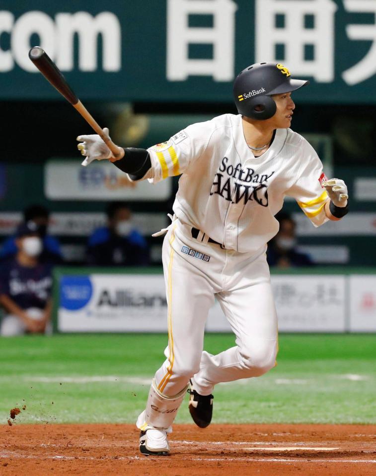 　６回、柳田が中前に２点打を放つ＝ペイペイドーム