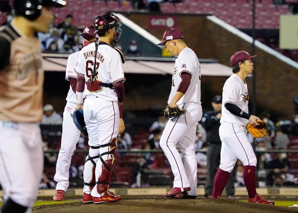 　１回、近藤（手前）への四球で無死満塁のピンチを招いた福井（右から２人目）のもとに集まる楽天ナイン