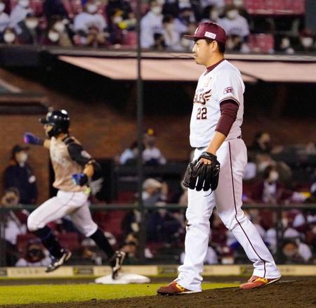 　８回、大田（左）に同点ソロを浴びた牧田