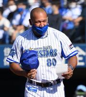 　２４日、広島戦前にメンバー確認を行うラミレス監督＝横浜スタジアム（撮影・堀内翔）