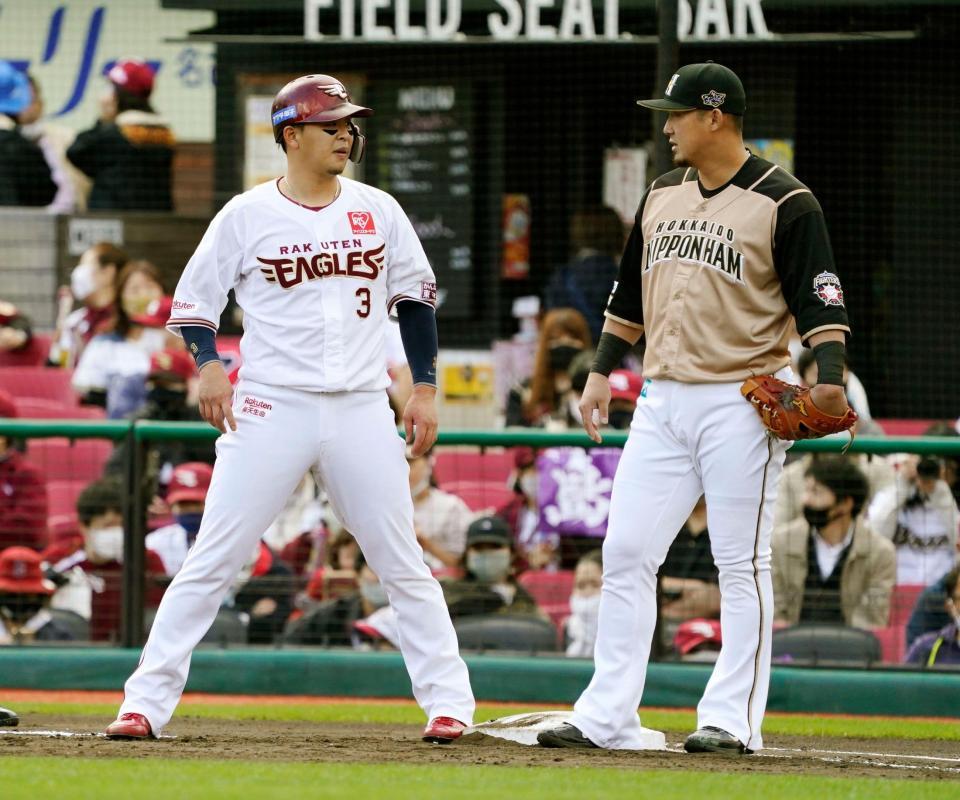 　１回、出塁した楽天・浅村（左）と会話を交わす日本ハムの一塁手中田＝楽天生命パーク
