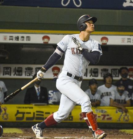 　関西学生野球の新リーグで通算本塁打新記録をマークした近大・佐藤＝１０月、ほっともっと神戸