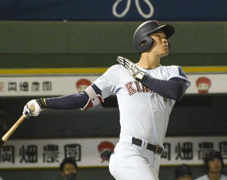 　関大戦で本塁打を放つ近大の佐藤＝１８日、ほっともっとフィールド神戸
