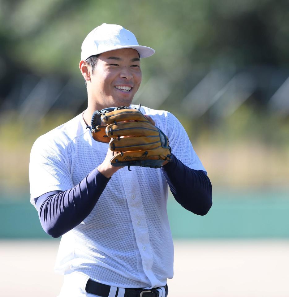 ドラフト前日練習で、笑顔を見せる近大・佐藤輝明＝奈良県生駒市西菜畑の生駒総合グラウンド（撮影・田中太一）
