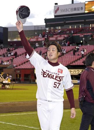 　２勝目を挙げ、スタンドのファンに手を振る楽天・滝中＝楽天生命パーク