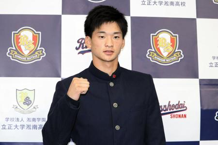 ロッテ育成１位に指名され、ガッツポーズする谷川唯人