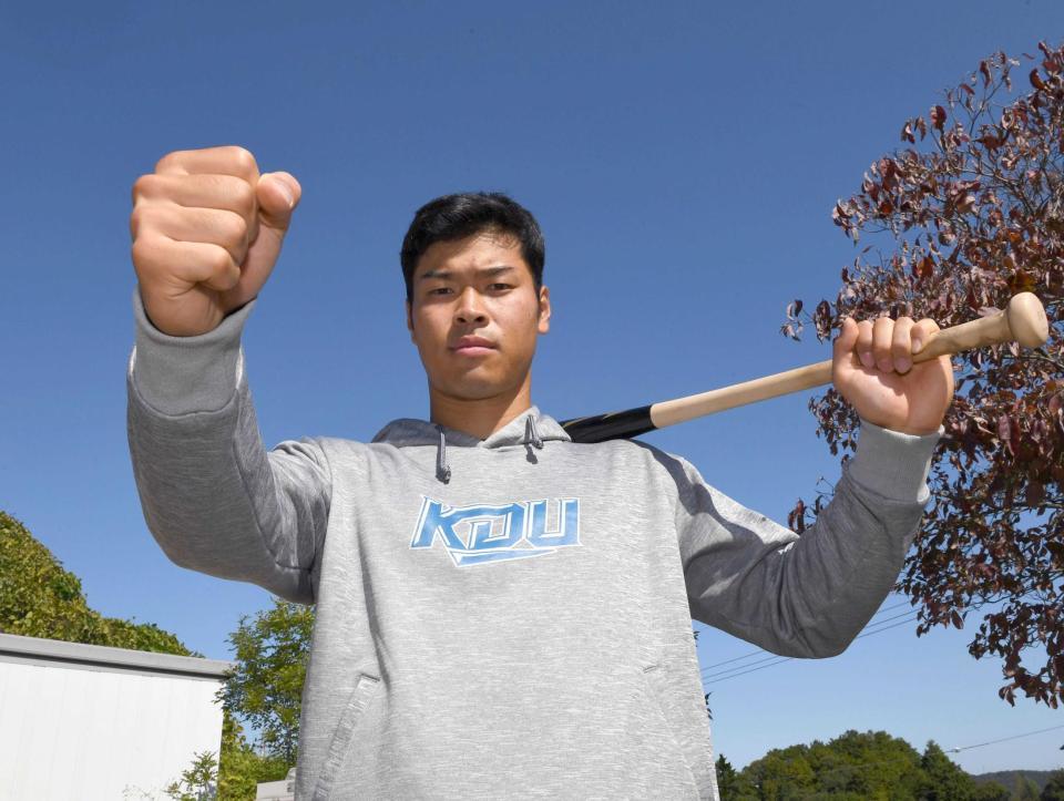 　練習を終え、バットを掲げて拳をつくる近大・佐藤（撮影・田中太一）