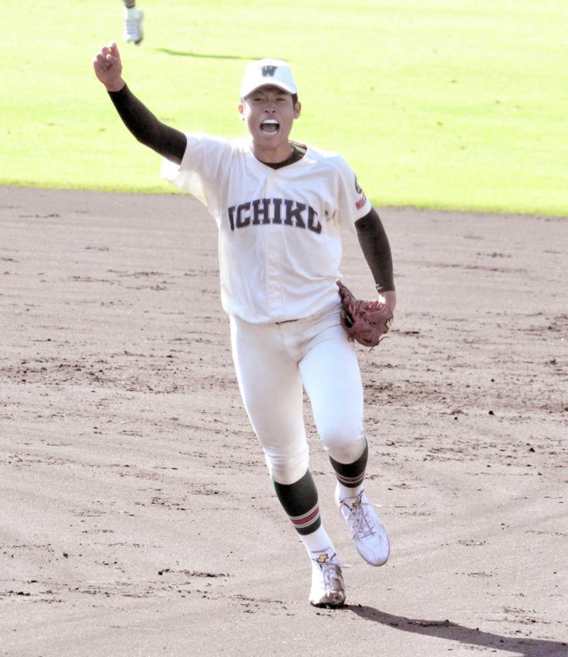 　最後の打者を打ち取りガッツポーズする市和歌山・小園（撮影・永井優花）