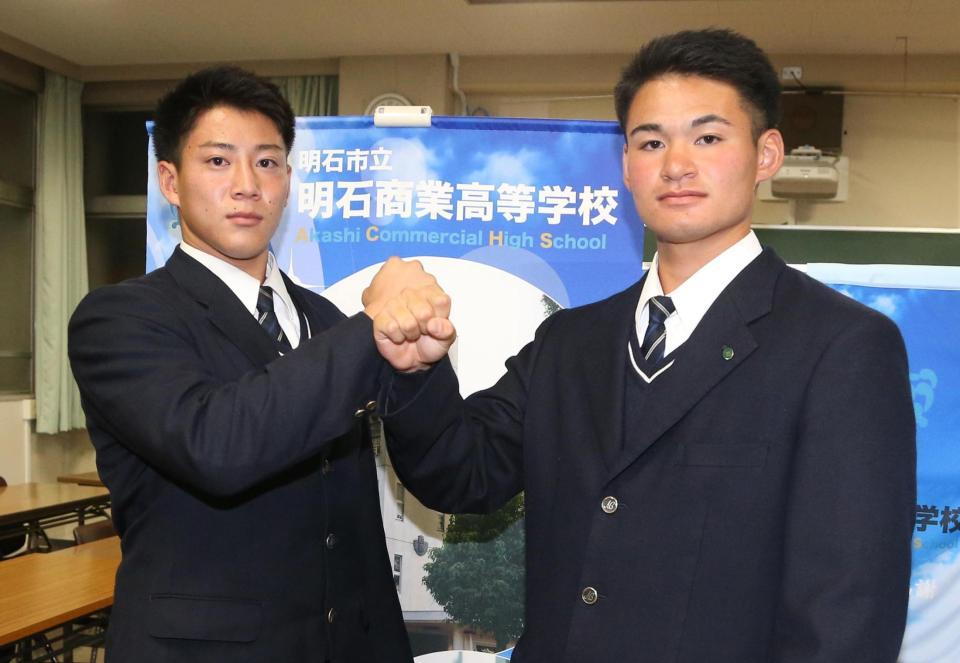 ロッテから２位指名を受けた明石商・中森俊介（右）とオリックスから３位指名を受けた来田涼斗（代表撮影）