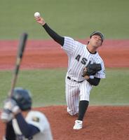 １失点で完投勝利した亜細亜大・平内龍太＝神宮球場（撮影・三好信也）