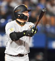 ６回、右越え２ランを放つ巨人・丸＝横浜スタジアム（撮影・開出牧）