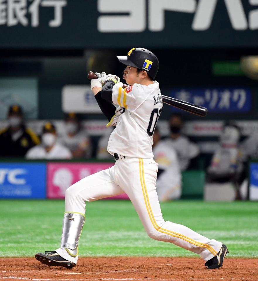 ５回、ソフトバンク・川瀬は右越えに二塁打を放つ＝ペイペイドーム（撮影・山口登）