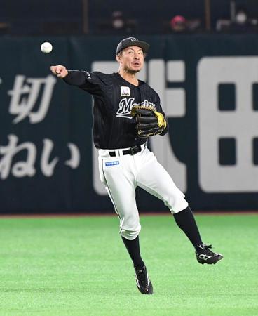 　１回、柳田の打球を送球するロッテ・鳥谷。遊撃内野安打となる