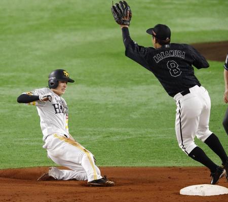 　３回ソフトバンク２死一塁、打者川島のとき、二盗を決める周東。二塁手中村奨。11試合連続盗塁のプロ野球記録に並んだ＝ペイペイドーム