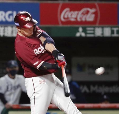 　８回、楽天・浅村が右中間に本塁打を放つ（共同）