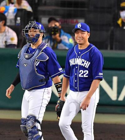 　１回、阪神・糸原に右中間適時二塁打を許し苦笑いする中日・大野雄