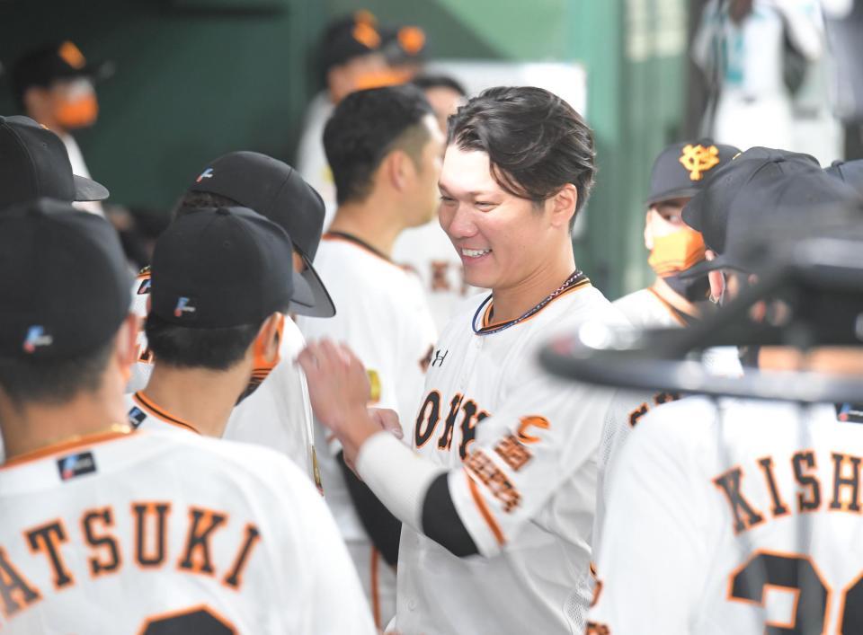 　１０回、ヤクルトの攻撃をしのぎ、ペナントレース優勝の場内放送が流れベンチ内でタッチして回る坂本（撮影・高石航平）