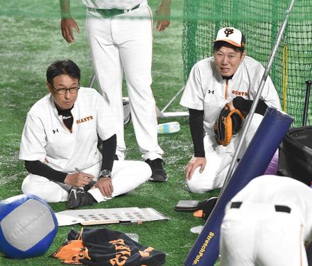　宮本コーチ（左）と投手陣の練習を見守る村田コーチ