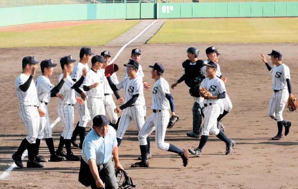 　逆転勝ちを決め、センバツ出場をほぼ確実にした広島新庄ナイン