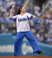 始球式をする堀田真由＝横浜スタジアム（撮影・田中太一）