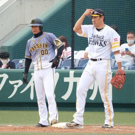 　塁上で一塁手、ソフトバンク・内川（右）と阪神・上本