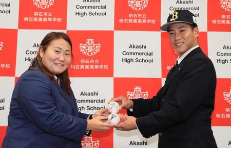 　指名あいさつで乾スカウト（左）から中嶋監督代行と吉田正のサインボールを受け取るを明石商・来田