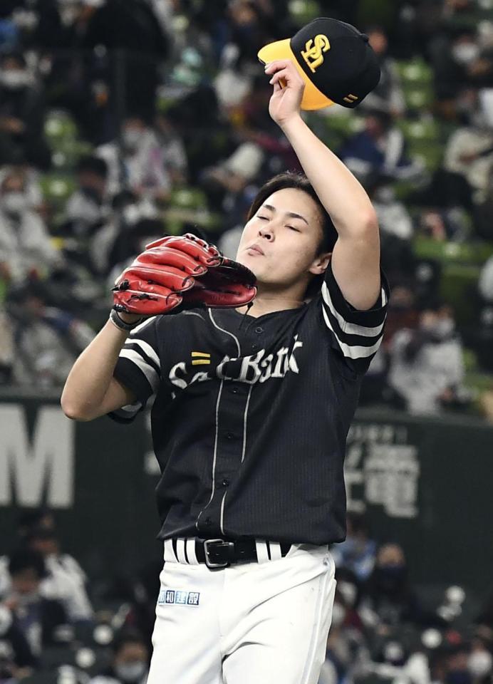 　西武に勝ち越しを許した３回を終え、さえない表情でベンチに戻るソフトバンク・笠谷（共同）