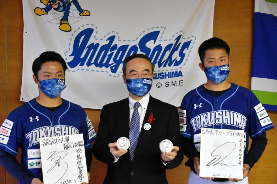 徳島県の飯泉嘉門知事（中央）を表敬訪問した四国ＩＬｐ・徳島の行木俊（右）と戸田懐生