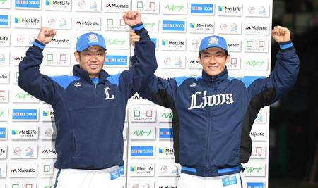 　今季初勝利の西武・榎田（左）と先制打の栗山は笑顔でお立ち台