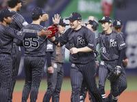 　楽天に快勝し、タッチを交わすＴ－岡田（中央）らオリックスナイン＝京セラドーム