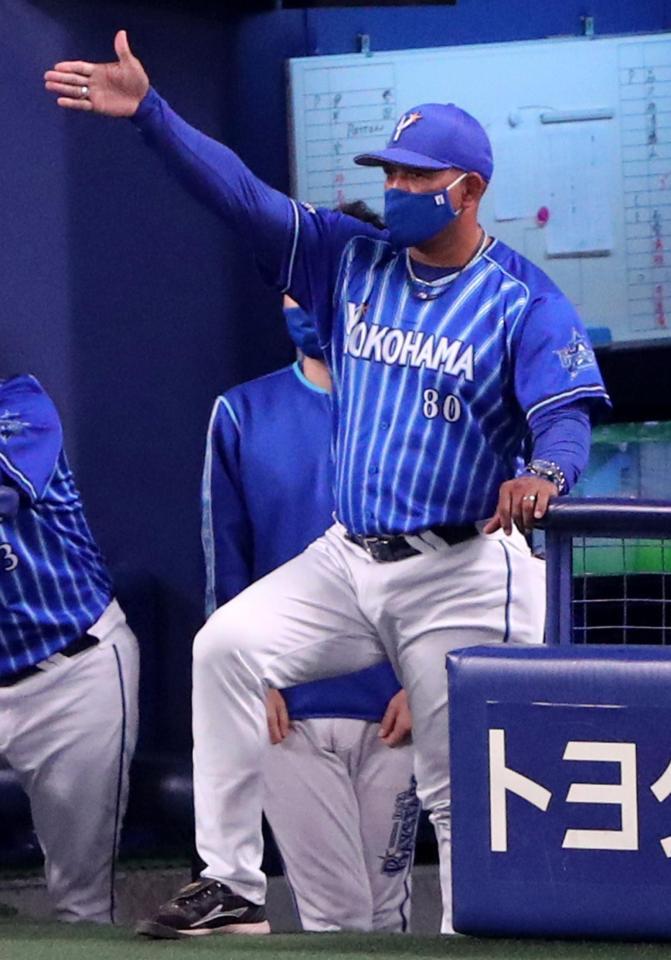 ７回、代打を告げるラミレス監督