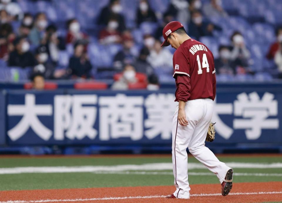 ７回、オリックスに追加点を許し、降板する楽天・則本昂＝京セラドーム