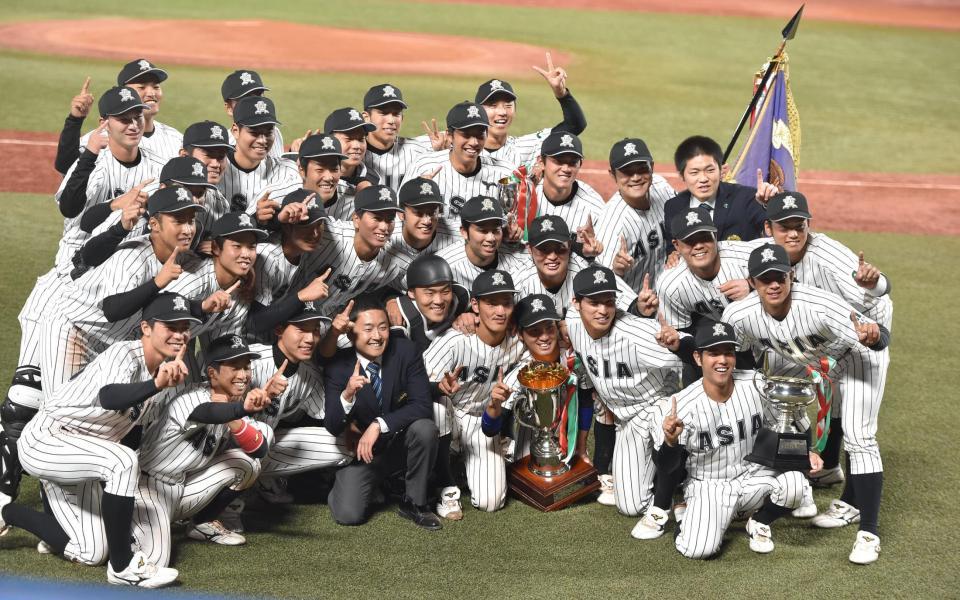 優勝に笑顔で記念撮影する亜大ナイン＝神宮（撮影・金田祐二）