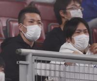 吉見の引退試合に訪れた、ソフトバンクの千賀（左）と石川＝ナゴヤドーム