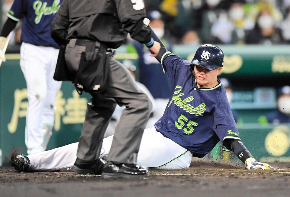 　本盗を決めたヤクルト・村上