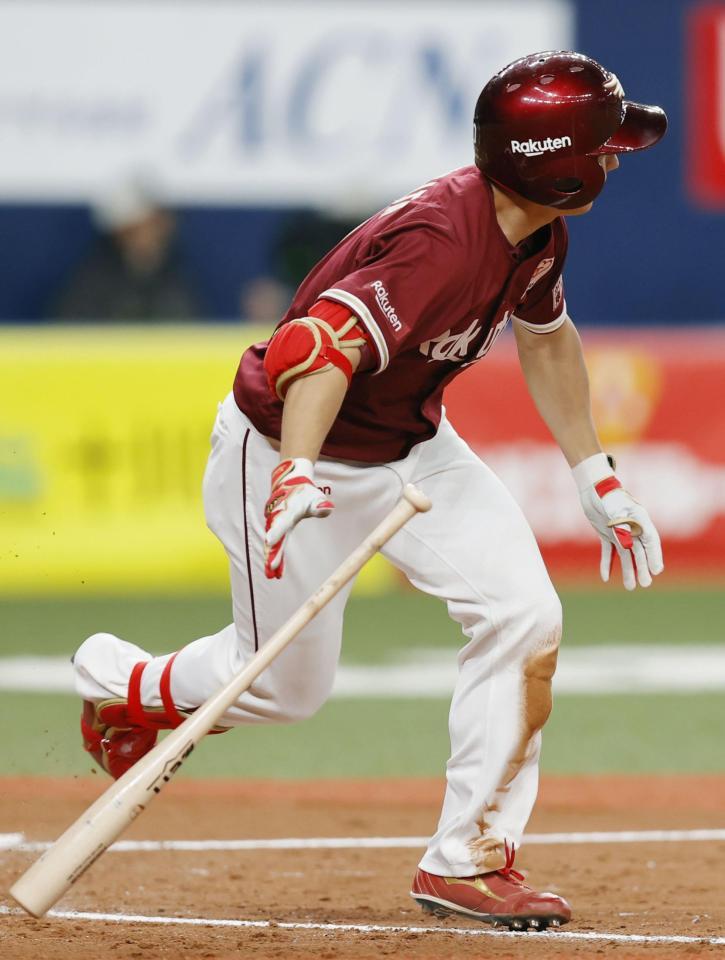 　９回、楽天・小深田が左翼線に適時二塁打を放つ（共同）