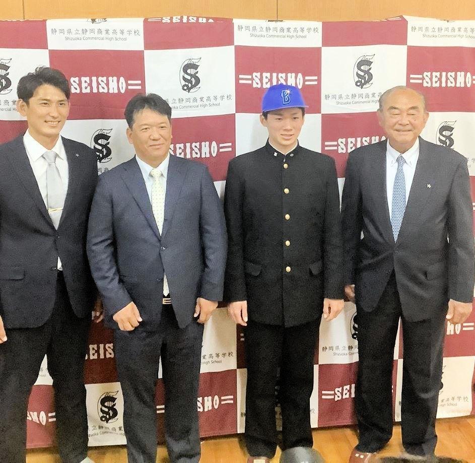 撮影に応じるＤｅＮＡのドラフト６位・高田（中央右）、左から中川スカウト、静岡商・高田監督、吉田スカウト顧問