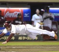 ３回、小深田の適時打で二塁からヘッドスライディングで生還する渡辺直