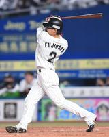 　４回、逆転の右越え３ランを放つ藤原（撮影・開出牧）