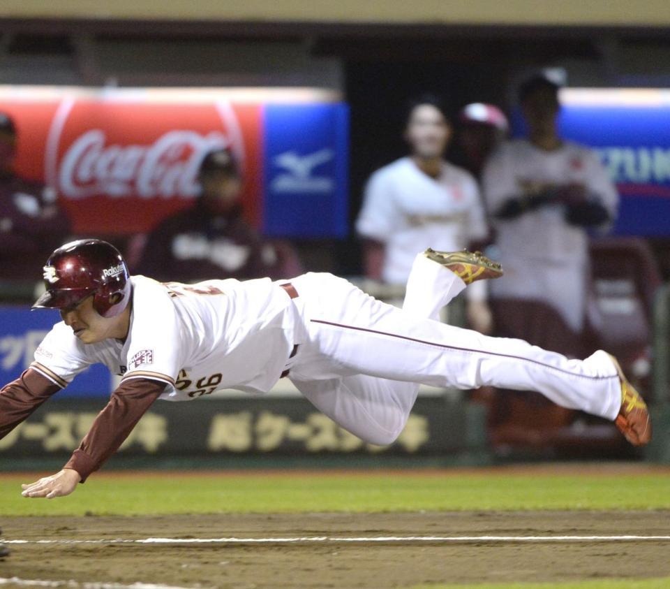３回、小深田の適時打で二塁からヘッドスライディングで生還する渡辺直