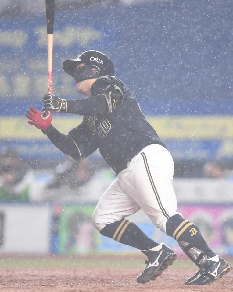 　９回、中犠飛を放つ大下（撮影・開出牧）