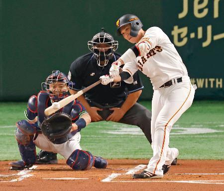 　プロ野球ヤクルト戦の１回、巨人の坂本勇人内野手が左翼線二塁打を放ち、史上５３人目の通算２千安打を達成＝８日、東京ドーム