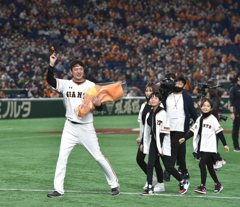 巨人・岩隈 引退セレモニー「野球を通じて誰かを幸せに」/野球