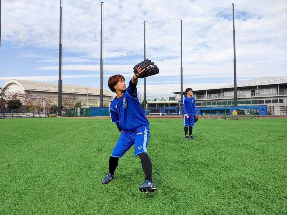 ２軍施設で練習する三嶋（球団提供）