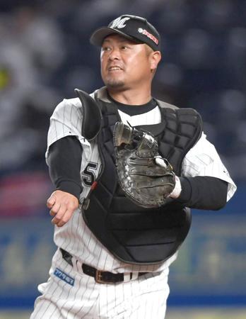 現役最後の試合前、ノックを受ける細川（撮影・開出牧）