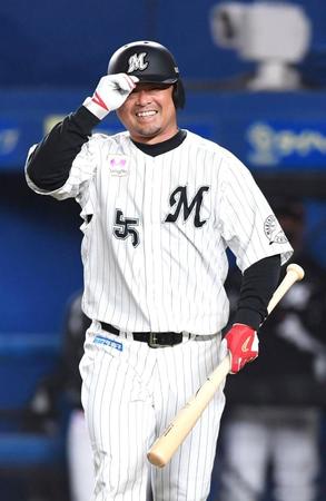 ８回、代打で登場し笑顔を見せる細川（撮影・開出牧）