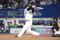 ８回、空振り三振に倒れた代打・細川