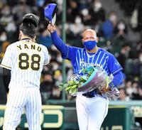 　花束を手に、声援に応えるラミレス監督（右）＝撮影・北村雅宏