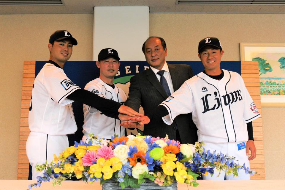 西武の２軍コーチ契約を結んだ（左から）大石達也氏、高山久氏、渡辺久信ＧＭ、鬼崎裕司氏（球団提供）