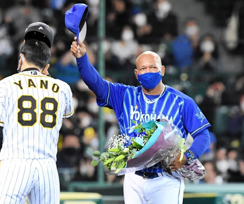　花束を手に、声援に応えるラミレス監督（右）＝撮影・北村雅宏